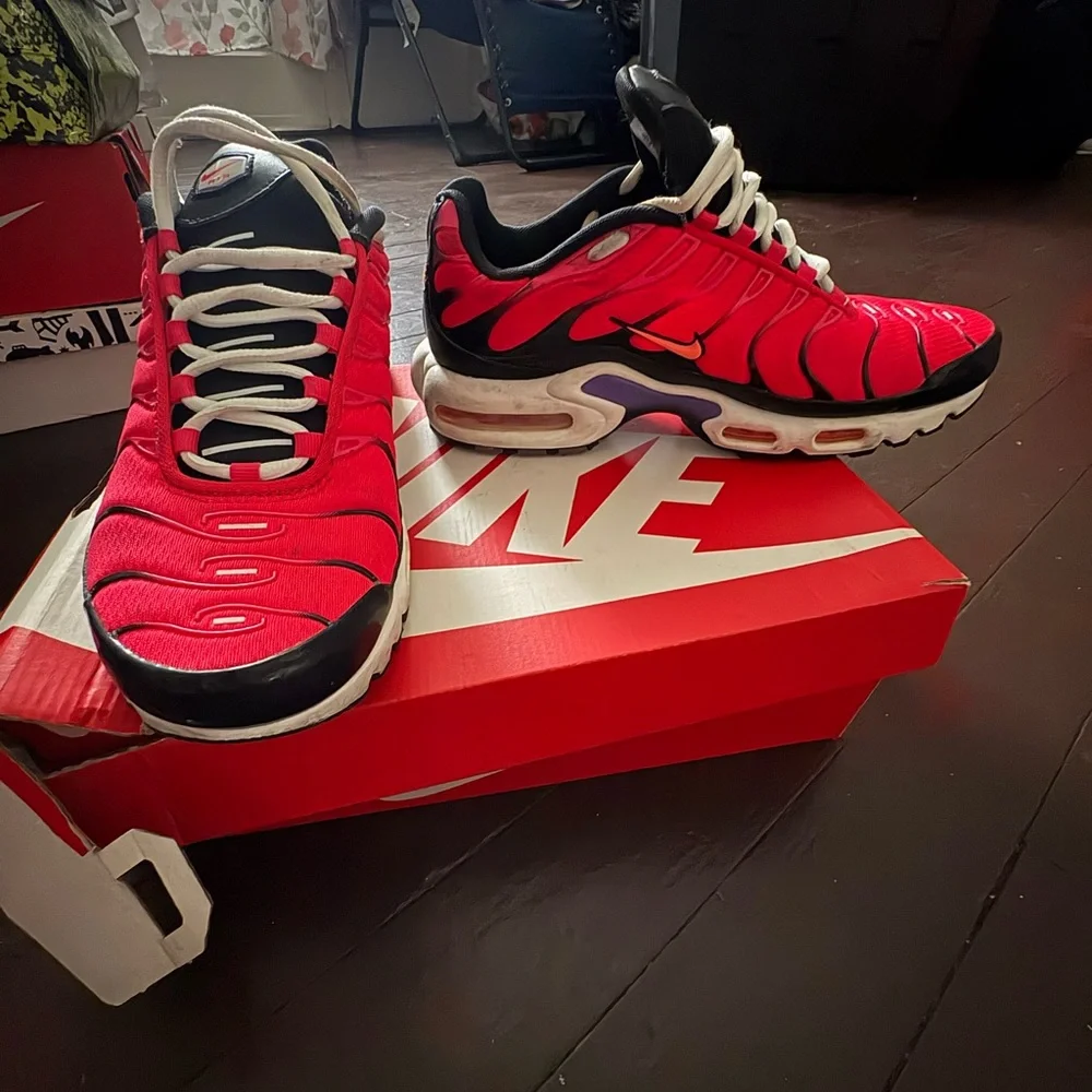 Nike Vibrant Red and Black Athletic Shoes - Picture 2 of 2